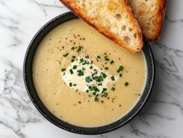 cremoso patata sopa con crujiente un pan foto