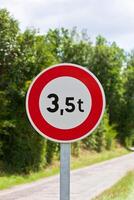 Traffic sign of 3,5 tons weigh restriction photo