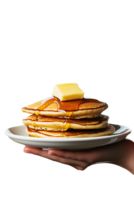 un persona sostiene un plato de panqueques coronado con mantequilla y jarabe en un brillante ajuste png