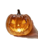 un persona sostiene un parpadeando Jack-o-lantern durante un festivo otoño celebracion png