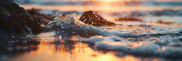 el Oceano olas suavemente choque en el apuntalar a atardecer, creando un tranquilo y pacífico escena por el playa foto