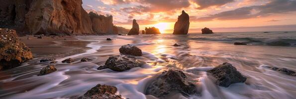 maravilloso costero paisaje a puesta de sol con dramático acantilados y rocas, olas estrellarse debajo vibrante cielo. foto