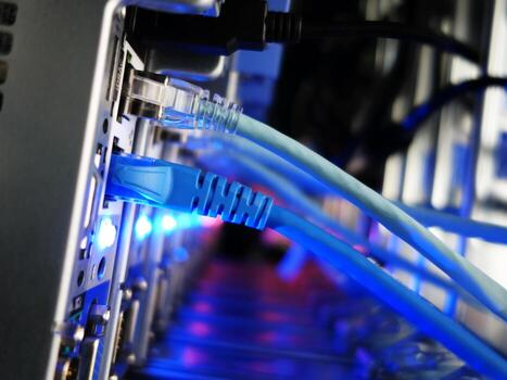 un cerca arriba de un red cable conectado a un servidor foto