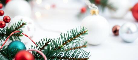 cerca arriba de Navidad adornos en pino rama foto