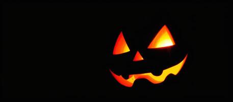 Jack-o-lantern brillante en el oscuro foto