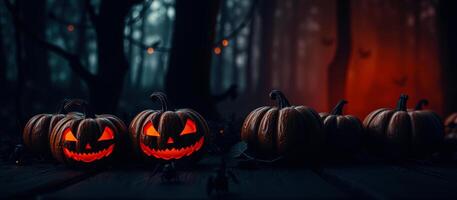 sonriente Jack-o'-lanterns descanso un oscuro bosque ajuste foto