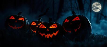 Tres brillante calabazas un oscuro bosque foto
