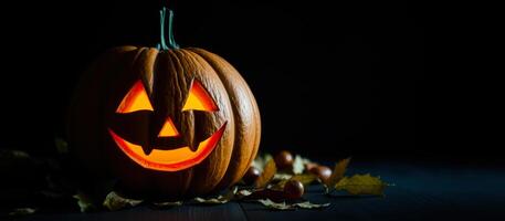 brillante Jack-o'-lantern se sienta en un oscuro superficie con dispersado hojas foto
