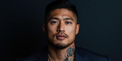 retrato de un hombre con un tatuaje en contra un oscuro antecedentes en estudio foto