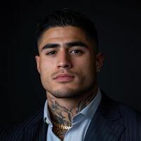 retrato de un hombre en un traje con tatuajes y un grave expresión foto