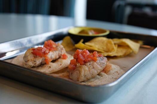 pescado burrito burito en un tortilla foto