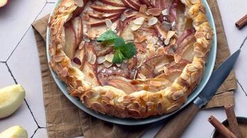 Freshly baked apple pie resting on the table video