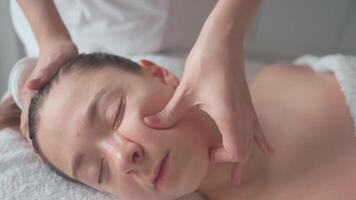 relaxante facial massagem técnica realizado dentro uma sereno spa configuração com calmante ambiente video