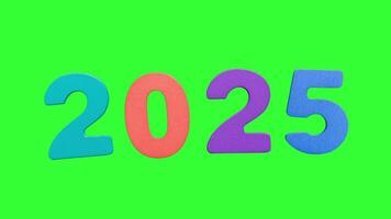 Pare movimento seqüência exibindo vibrante números 2025 em uma verde tela fundo. Diversão e animado cores adicionar uma comemorativo sentir video