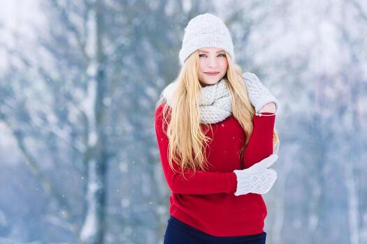 invierno joven adolescente niña retrato. belleza alegre modelo niña riendo y teniendo divertido en invierno parque. hermosa joven mujer al aire libre. disfrutando naturaleza, invierno foto
