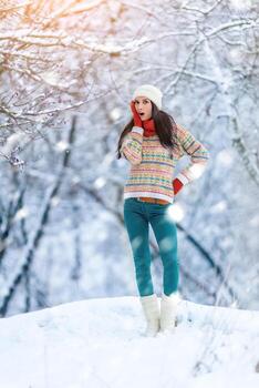 invierno joven mujer retrato. belleza alegre modelo niña riendo y teniendo divertido en invierno parque. hermosa joven mujer al aire libre. disfrutando naturaleza, invierno foto