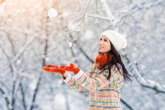 invierno joven mujer retrato. belleza alegre modelo niña riendo y teniendo divertido en invierno parque. hermosa joven mujer al aire libre. disfrutando naturaleza, invierno foto