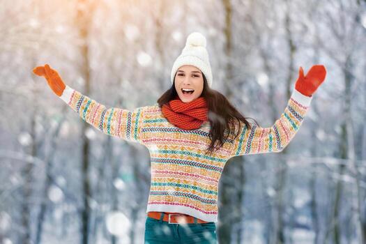 invierno joven mujer retrato. belleza alegre modelo niña riendo y teniendo divertido en invierno parque. hermosa joven mujer al aire libre. disfrutando naturaleza, invierno foto