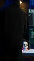 vertical hacker A chegar dentro escondido subterrâneo abrigo, preparado para lançamento ddos ataque em sites. cibercriminoso dentro apartamento iniciando trabalhos em roteiro este pode batida negócios servidores, Câmera uma video