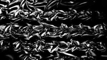 Sombrio lentamente comovente brilhando ondulado fundo, desatado laço, monocromático. movimento. Preto e branco pegajoso substância com lento ondulações. video