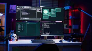 fechar acima do perigoso hacking linhas do código corrida em computador monitores dentro Criminoso den. programação scripts mostrando em pc monitores dentro esvaziar esconderijo usava de cibercriminosos para roubar dados video