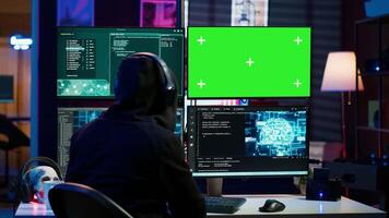 cibercriminoso usando ai máquina Aprendendo e isolado tela pc para desenvolve sistema façanhas. hacker usando artificial inteligência tecnologia e brincar monitor para Construir roteiro trapaça firewalls, Câmera uma video
