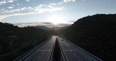 antenne visie Aan snelweg brug in de Italiaans bergen video