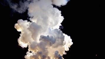 fumée éclatement de le sol dans rapide épais des nuages pour un explosif spectaculaire effet video
