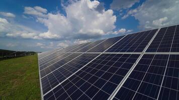 solar painéis em uma moderno elétrico estação. a nuvens estão refletido em a superfície do a solar painéis. alternativo limpar \ limpo eletricidade. video