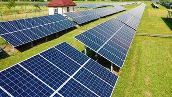 aéreo Visão do solar energia painéis em a natural fundo. baixo voar sobre solar painéis. contemporâneo eco energia plantar. video