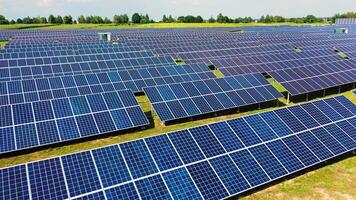 moderno poder planta con muchos solar paneles zumbido ver encima el filas de solar paneles en el campo. alternativa fuente de electricidad. video