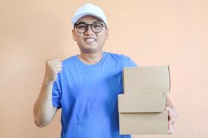 retrato sonriente asiático hombre participación enviar cajas en pie terminado aislado antecedentes con Copiar espacio. foto
