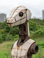 resistido de madera robot escultura en urbano ambiente foto