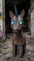 abandonado industrial robot con brillante ojos foto