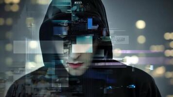 uma homem é vestindo uma moletom com capuz e é cercado de uma embaçado paisagem urbana video