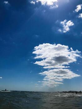 soleado playa día con claro cielo y mullido nubes foto