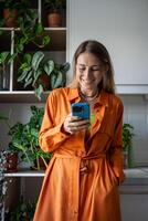 contento confidente escandinavo mujer chateando en teléfono inteligente mecanografía mensaje sonriente mirando a pantalla. foto
