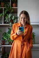 contento confidente escandinavo mujer chateando en teléfono inteligente mecanografía mensaje sonriente mirando a pantalla. foto