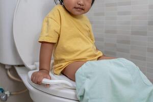child going to the toilet, constipation in children, dyspepsia, abdominal pain, crying, defecating, straining, urinary incontinence, blood in the stool, bowel problems, ulcerative colitis, diarrhea photo