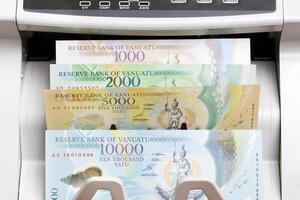 Vanuatu vatu in the counting machine photo