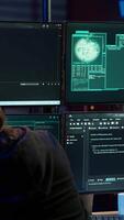 vertical perigoso hacker escrevendo linhas do código em pc a partir de segredo apartamento, tentando para pegue passado segurança sistemas. mal Programas desenvolvedor construção scripts este pode hackear dispositivos, Câmera uma video