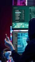 vertical hacker inserindo USB dentro computador depois de gerenciando para roubar sensível dados, fechar acima. scammer Enviando armazenamento dirigir para dentro pc depois de obtendo sensível em formação a partir de Comercial usando malware, Câmera uma video