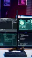 vertical panning tiro do Alto tecnologia computador sistema corrida malicioso código dentro esvaziar apartamento. pc monitores dentro esvaziar néon aceso Criminoso esconderijo usava de hackers para comprometer ilegal Atividades video