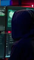 vertical hacker codificação, em desenvolvimento zero dia explorar indetectável de antivírus Programas instalado em sistemas. Vampiro programador dentro apartamento construção roteiro capaz para truque firewalls, Câmera uma video