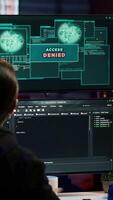 vertical hacker obtendo Acesso negado erro enquanto fazendo computador sabotar usando ransomware. cibercriminoso falhando para penetrar firewalls enquanto tentando para roubar vítima dados, Câmera uma video
