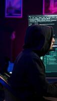 vertical hacker feliz depois de com sucesso fazendo computador sabotar usando ransomware, vendo Acesso concedido mensagem. cibercriminoso com sucesso ganhando Acesso para vítima dados, exigente resgate dinheiro, Câmera uma video