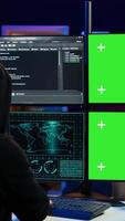 vertical perigoso homem hacking usando isolado tela pc, roubando crédito cartão em formação e violar bancário sistemas. hacker corrida código dentro apartamento em croma chave computador mostrar, fechar acima, Câmera b video