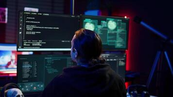 feliz hacker dentro segredo esconderijo a comemorar depois de gerenciando para ocultar conectados atividade depois de roubando dados. alegre scammer sentindo-me orgulhoso depois de com sucesso atacante vítimas usando malware, Câmera b video