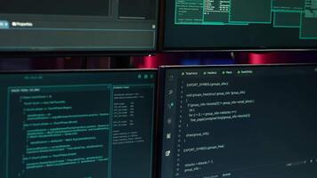 fechar acima tiro do Programas interface em computador telas mostrando desenvolvedor código corrida dentro esvaziar criminosos den. hacking malware programação roteiro em monitores dentro subterrâneo base video