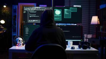 com experiência hacker escrevendo linhas do código em computador a partir de subterrâneo bunker, amarrar para pegue passado segurança sistemas. Vampiro programador construção scripts este pode hackear dispositivos, Câmera b video